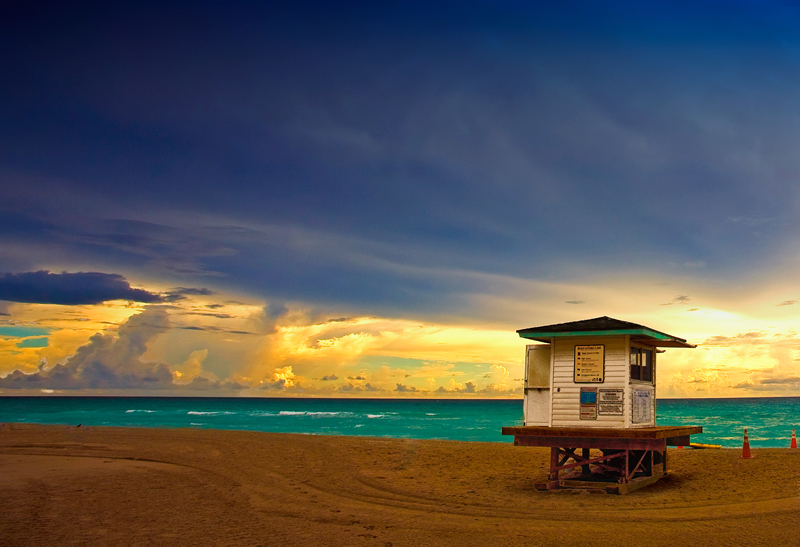 Sognare: lifeguard bianca in un cielo blu, fotografia di Enrico Cortesano